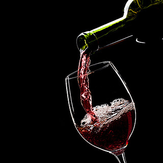 【红酒黑色背景背景图片】_红酒黑色背景高清背景素材下载