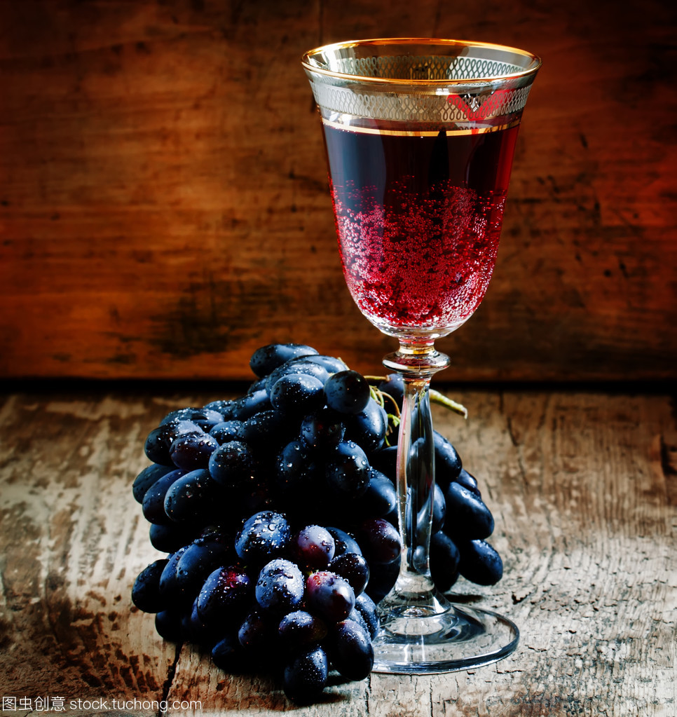 蓝色葡萄与酒窖红韵 探秘红起泡酒的意外交响